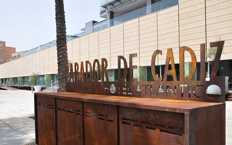 Denuncian el despido “arbitrario” de una recepcionista en el Parador de Cádiz tras obtener la plaza por oposición pero no recibir formación