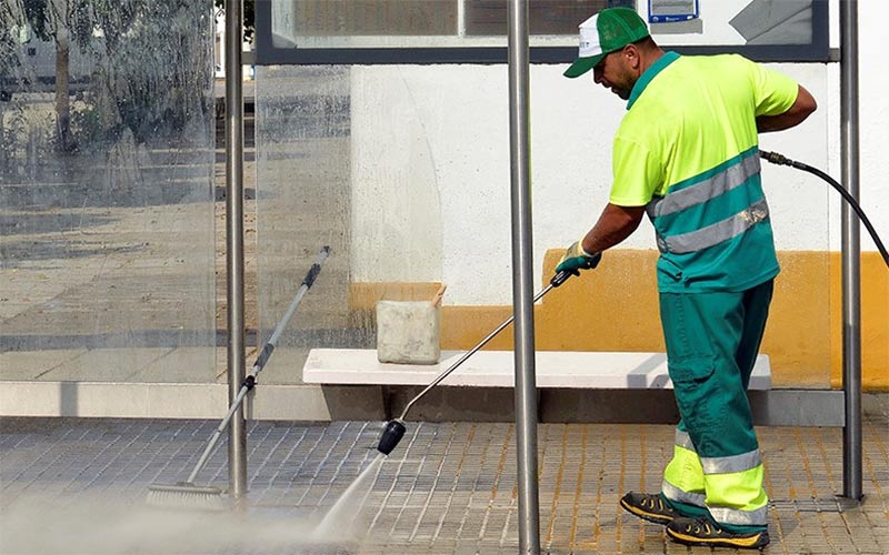El Ayuntamiento de Jerez se pone serio ante la sequía: bajará la presión y prohíbe usar agua potable para piscinas, jardines o lavar el coche
