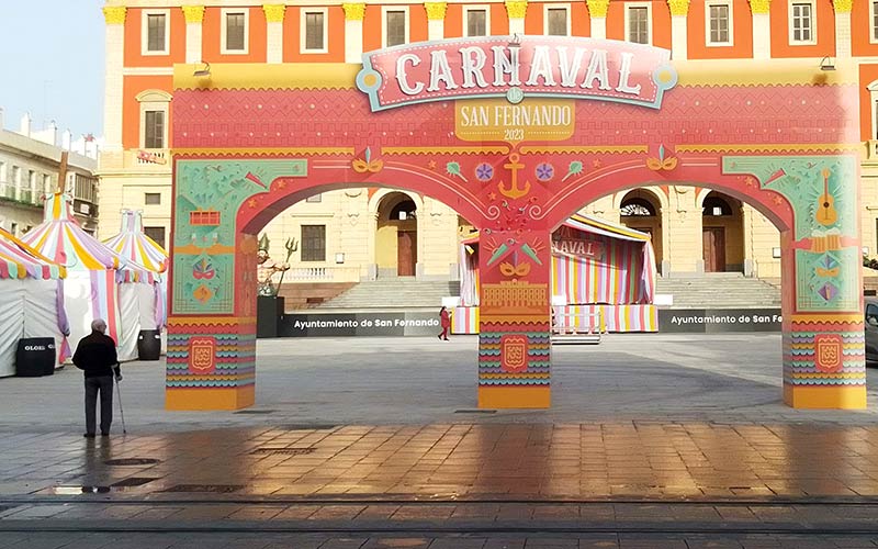 La serpentina será protagonista en un carnaval de La Isla 2024 que no busca “competir” con el de Cádiz, sólo el tirón de sus agrupaciones