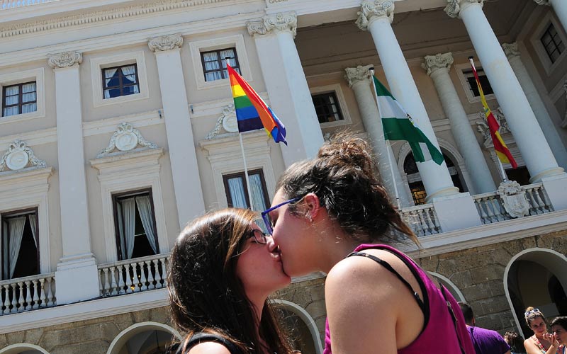 Enésimo varapalo a Abogados Cristianos: la Justicia determina que el Ayuntamiento de Cádiz “podrá lucir la bandera LGBTIQA+ en su fachada”