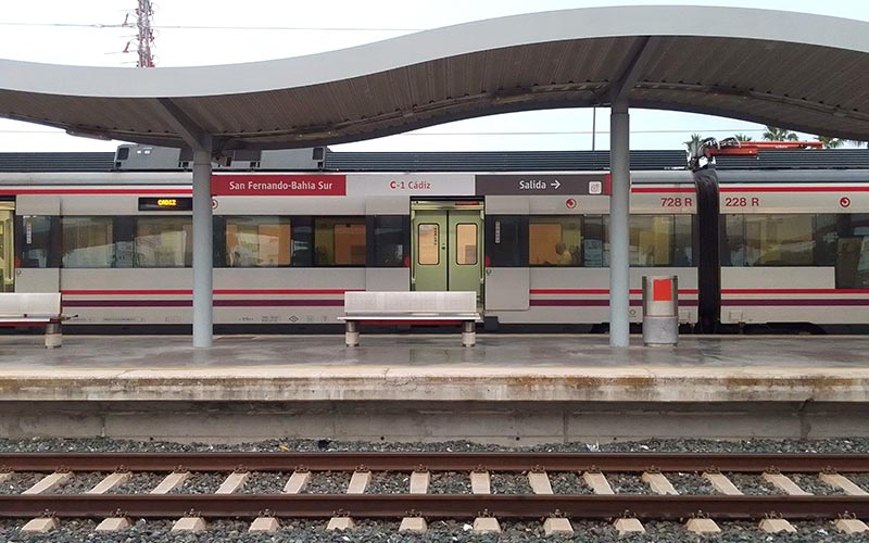 Ya se puede viajar en Cádiz en el Cercanías y el Trambahía sin billete: pasando la tarjeta bancaria