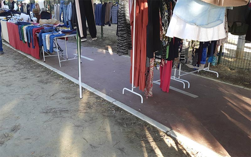 El rastrillo de segunda mano en Rota ‘corta’ cada domingo el carril bici en la avenida Carlos Cano