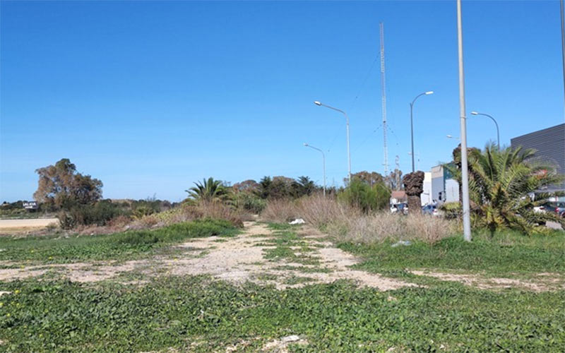 Empresarios de Fadricas piden un aparcamiento ajardinado al final de la calle Carpinteros pensando en la futura ampliación de Bahía Sur