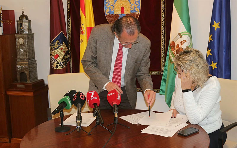 “En unos meses no habrá ninguna calle de Chiclana en suelo urbano que no tenga los servicios de agua, saneamiento y alumbrado”
