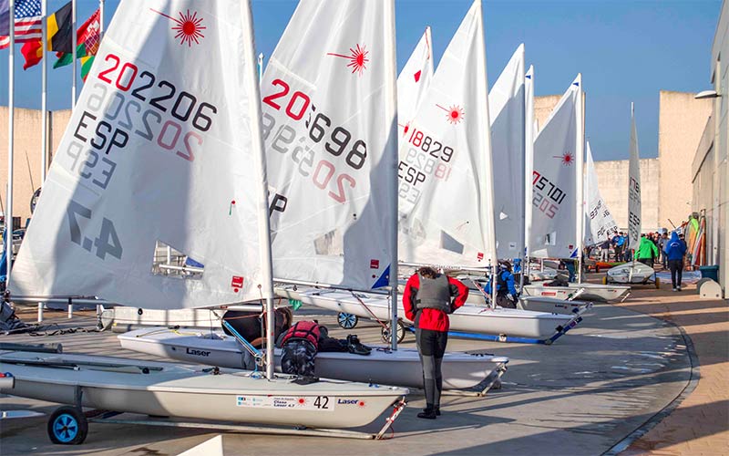 Unos 200 regatistas despiden 2023 compitiendo en aguas gaditanas en la Regata de Año Nuevo