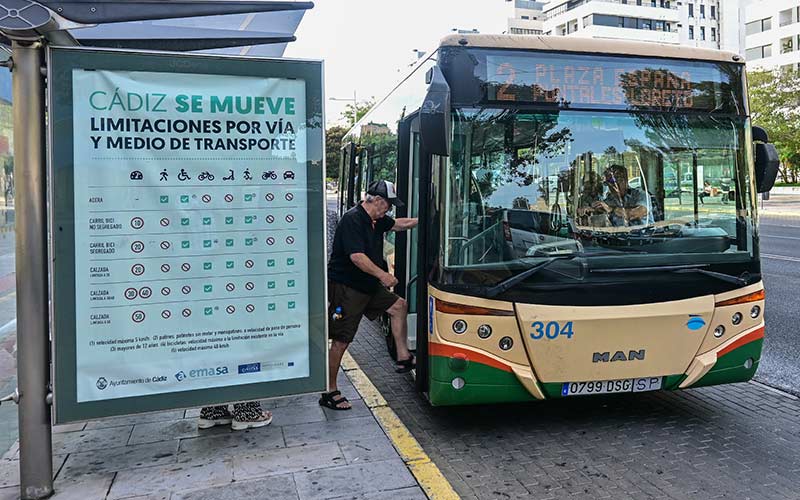 El PSOE reclama medidas que faciliten a los gaditanos poder recargar el bonobús; y Adelante, que se fije en 30 céntimos el coste del viaje