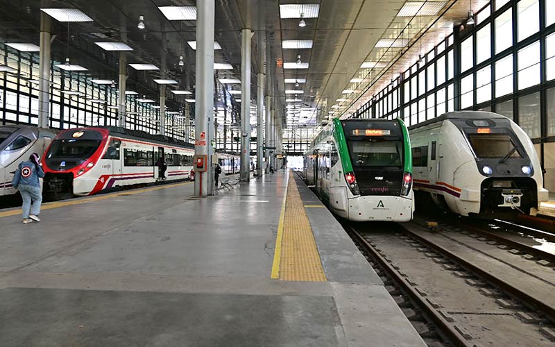 Usuarios del transporte público en la Bahía de Cádiz se beneficiarán también en 2024 de bonificaciones en autobuses, trenes y tranvía