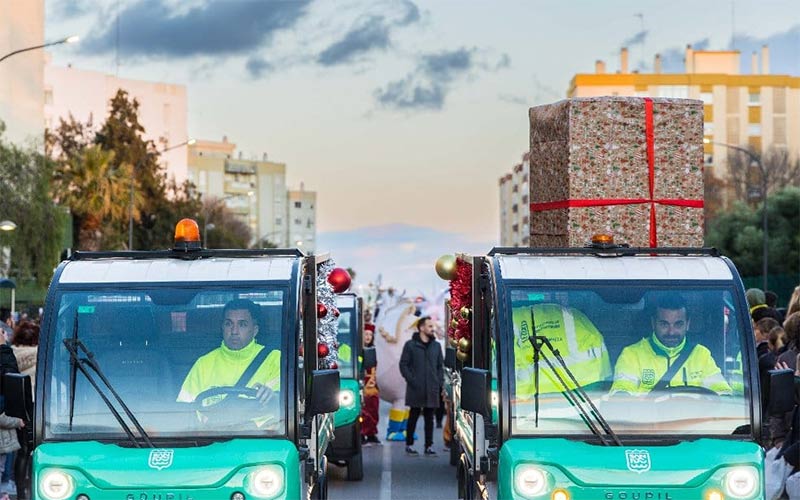 “Eficiente trabajo en tiempo récord”: operarios de limpieza en San Fernando recogen las basuras que generan los Reyes “en 24 horas”
