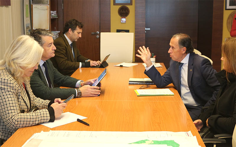 El consejero de la Presidencia se lleva de su visita a Chiclana una “hoja de ruta con asuntos prioritarios” para la ciudad