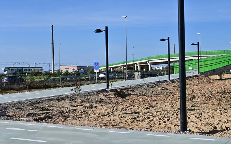 La parada del tranvía de Tres Caminos “cobra sentido”: ya está operativa la pasarela que la conecta con el polígono al otro lado de la autovía