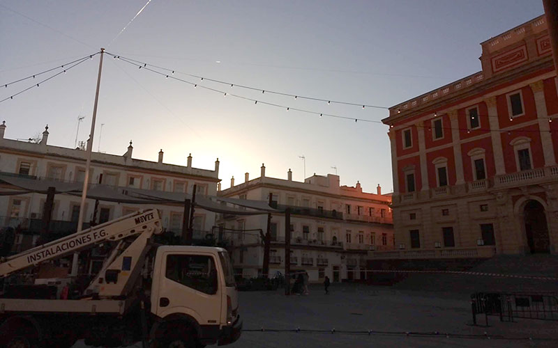 La Isla insiste en promocionar su carnaval, concentrado en la plaza del Rey, como “el mejor espacio complementario de la fiesta en Cádiz”