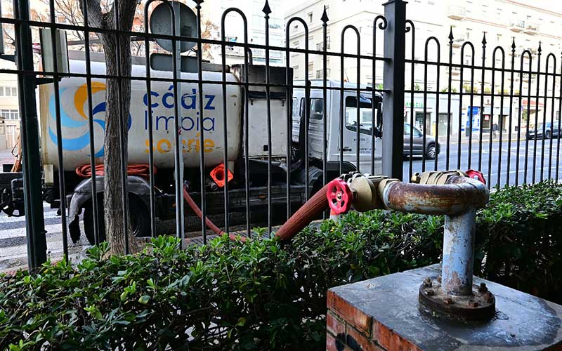 Aguas de Cádiz repasará el estado de la tubería entre la Zona Franca y los depósitos por si en verano hay que traer agua en camiones cisterna