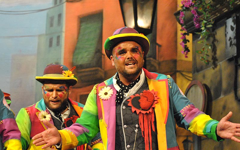 “Carnaval pa to el año, to los siglos y to los días, que a Cádiz le da la vida”