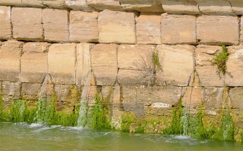 Cada día se vierten al mar “litros y litros” de agua potable en el Puente Zuazo; el Ayuntamiento isleño vuelve a reclamar que se repare la tubería