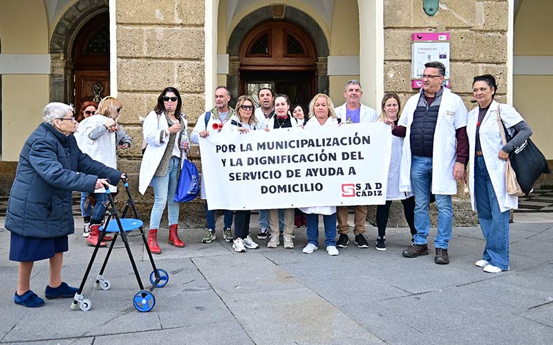 La plantilla del servicio de ayuda a domicilio en Cádiz retoma las protestas; la oposición acusa al alcalde del PP de “traicionar” a las trabajadoras
