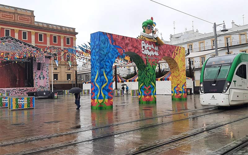 El montaje del escenario de la plaza del Rey para carnaval “comenzó antes de que se adjudicara el contrato”; “de república bananera”, según AxSí