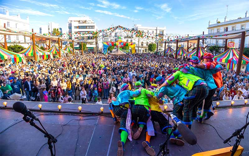 El Gobierno isleño se felicita del “vuelco” que dice haber dado a un carnaval “en decadencia”; pero “hay bares más allá de la plaza del Rey”