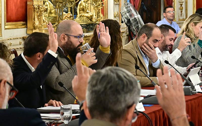 Bello (PP) justifica los 15 cargos de confianza del Gobierno portuense y acusa al portavoz del PSOE de “suplicarle un sueldo de 48.000 euros”