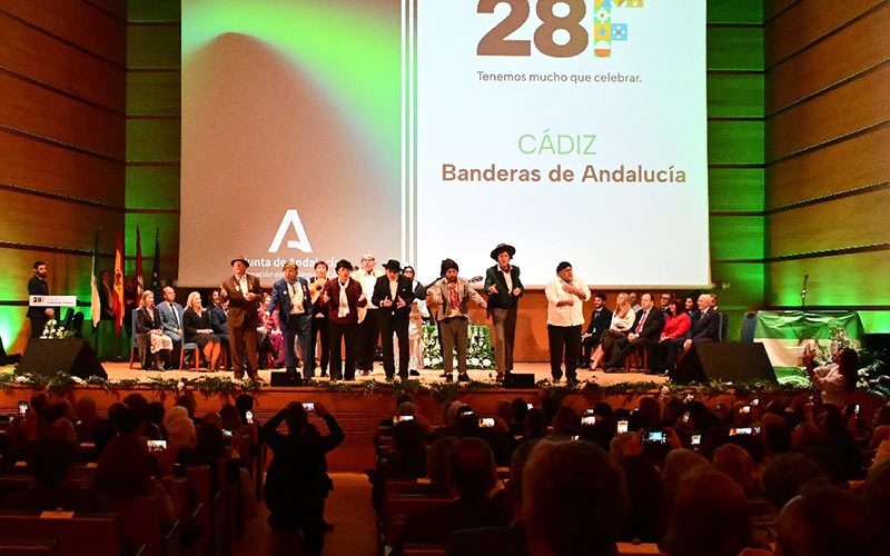 La Junta celebra el 28-F en Cádiz con sus ‘Banderas’ y presume de una Andalucía “líder en las cosas que tienen que ver con la felicidad”