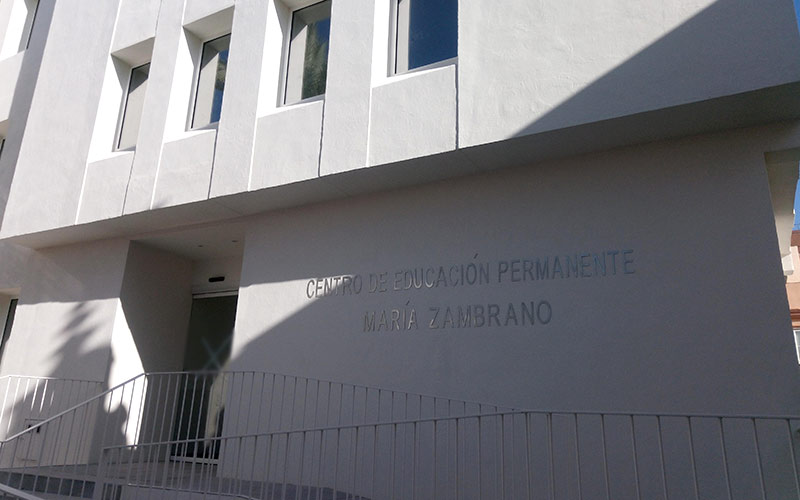 Alertan de que la Junta pretende “cercenar la importante función social” de los centros para adultos, como el María Zambrano de La Isla