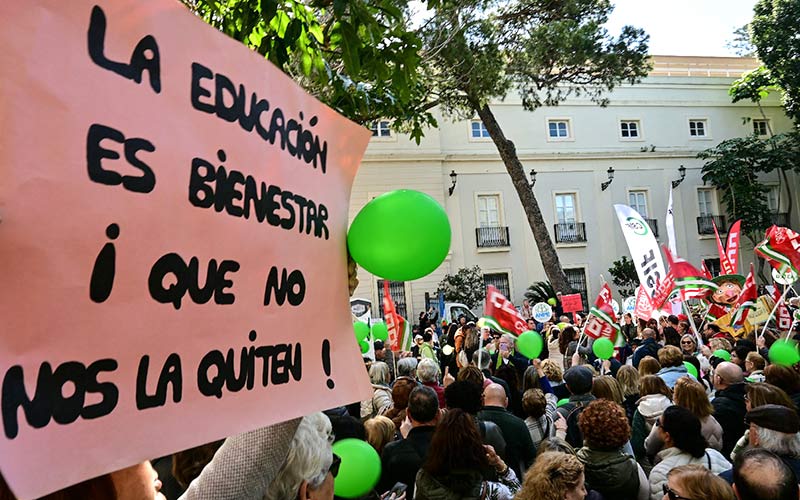 Nutrida concentración en Cádiz en contra de los “recortes” en la educación para adultos; la Junta replica que quiere “ampliar y mejorar la oferta”