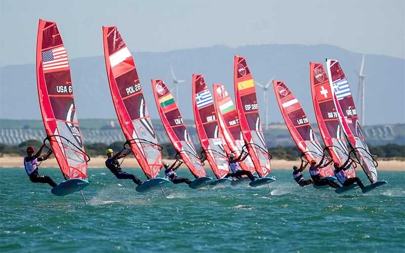 Algunos de los mejores windsurfistas del mundo ‘vuelan’ ya en aguas de la bahía de Cádiz