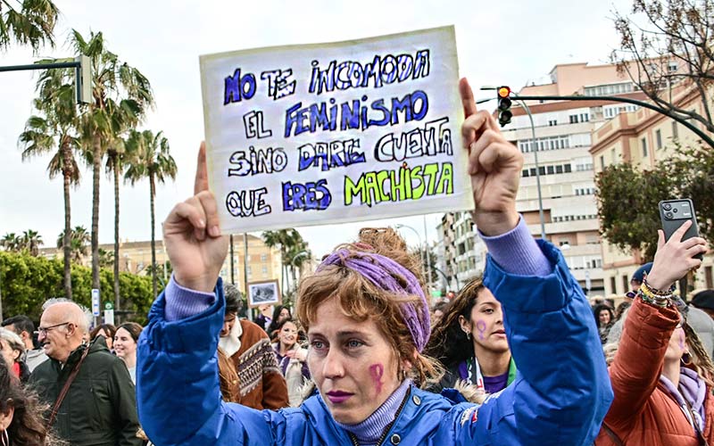 El mal tiempo no ‘agua’ el 8-M en Cádiz