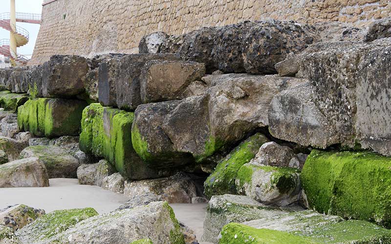 AIG llama a Junta, Ayuntamiento y Aguas de Cádiz a abordar juntos la “situación insostenible” del colector de la playa Santa María del Mar