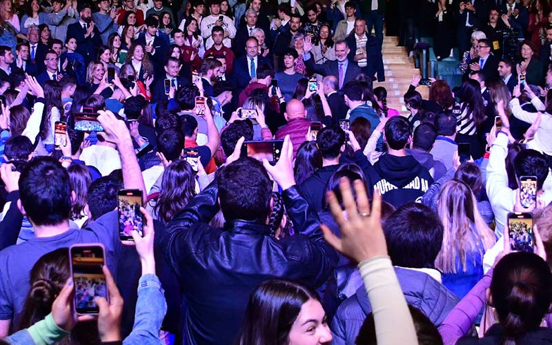El rey preside entre jóvenes el acto central de la parada gaditana del Tour del Talento 2024