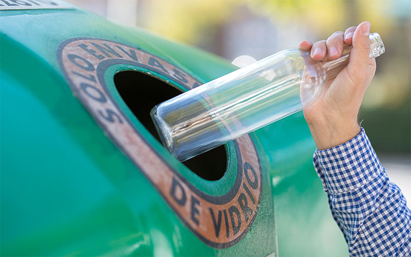 Cada gaditano recicló a lo largo de 2023 poco más de 13 kilos de envases de vidrio, muy por detrás de la media nacional que ronda los 19 kilos