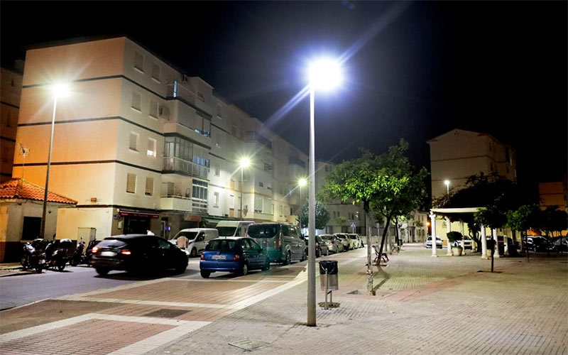 Avanzan los trabajos de colocación de lámparas led más eficientes en el alumbrado de Rota