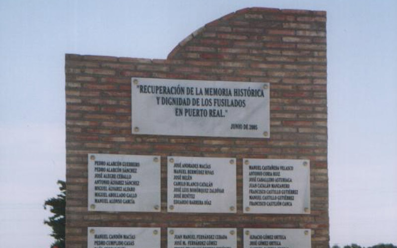 Homenaje a los asesinados por el franquismo en Puerto Real con un entierro digno de los restos exhumados en los últimos años en el cementerio