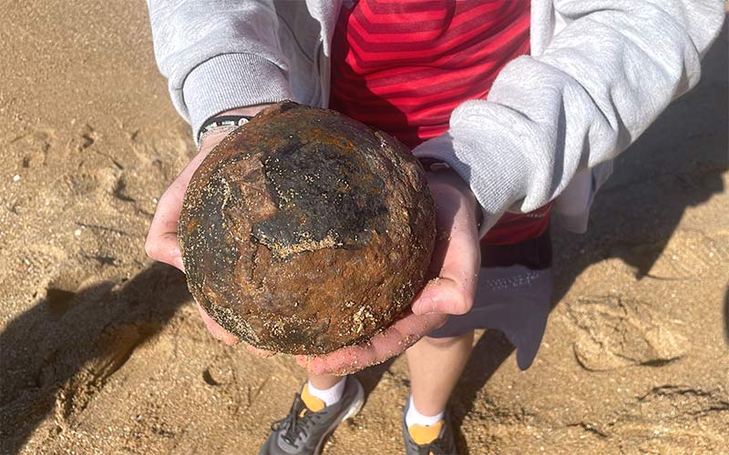Una bala de cañón “de la época napoleónica” aparece semienterrada en la playa de Lavaculos