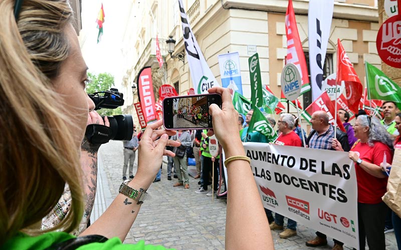 Protesta en Cádiz ante la “urgentísima necesidad” del aumento de las plantillas docentes, y “las cortapisas” de la Junta del PP