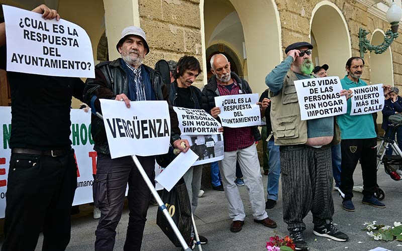 La Apdha pone el foco en los “incumplimientos” de Bruno García con los sintecho de Cádiz: “es inhumano tratar así a los más desfavorecidos”