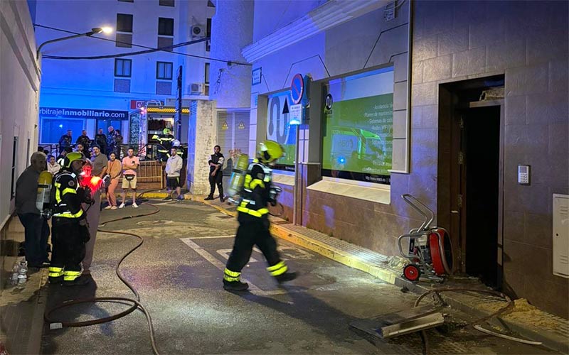 Susto en Chiclana: ocho personas atrapadas en el incendio en un bloque de viviendas