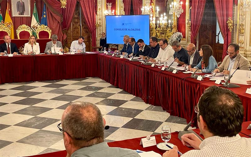 La Diputación del PP reúne al fin a las pequeñas poblaciones gaditanas casi un año después, para jactarse de planes y de su “esfuerzo inversor”