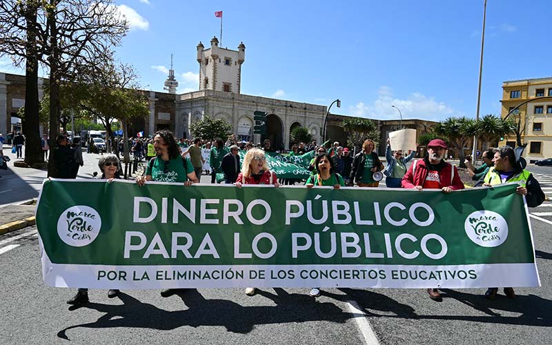 “El que quiera educación privada que la pague”
