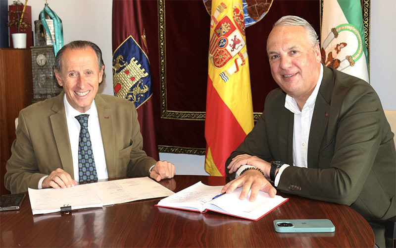 El alcalde de Chiclana encomienda al diputado nacional Ruiz Boix que presione a Costas sobre la “necesidad” de arena en la playa de La Barrosa