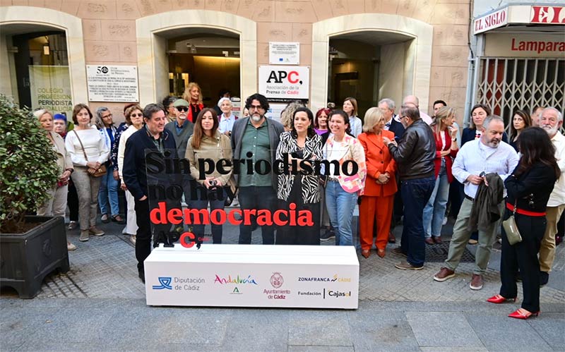 Periodistas gaditanos se concentran por “el fin de la crispación generada por la polarización política y la desinformación que emana de ella”