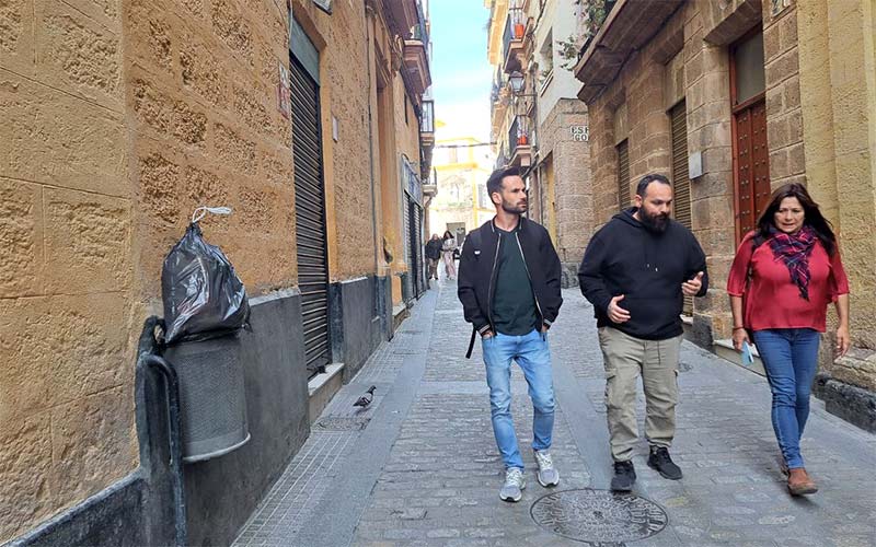 La falta de vivienda asequible y de espacios infantiles y para el encuentro vecinal ‘lastran’ al barrio de Santa María