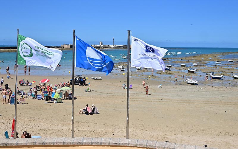 La bandera azul seguirá plantada este verano en 17 playas de la Bahía de Cádiz; La Barrosa y Camposoto obtienen “menciones especiales”