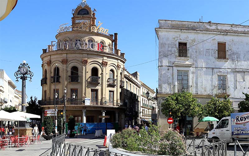 La recuperación del histórico Reloj del Gallo Azul será posible gracias al acuerdo con una bodega