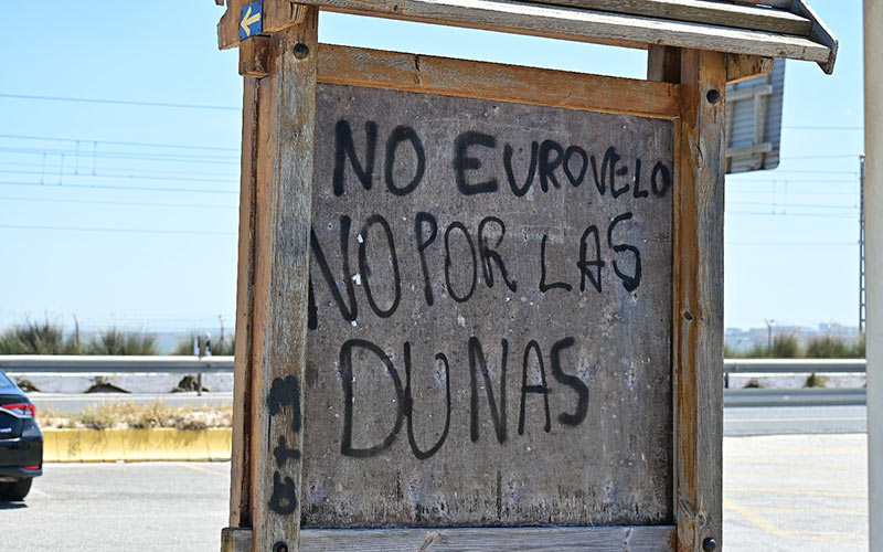 Ecologistas reitera que la bandera azul “carece de cualquier credibilidad”; en la Bahía localiza hasta seis playas donde “no debiera exhibirse”