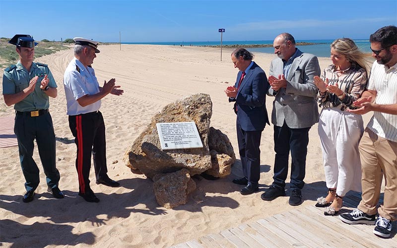 Un monolito saca del olvido a chiclaneros y visitantes la Batalla del Castillo Sancti Petri