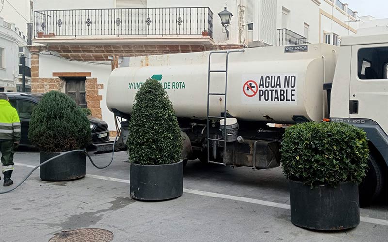 Rota pide a la Junta que le autorice el baldeo y riego con agua potable y el llenado de piscinas