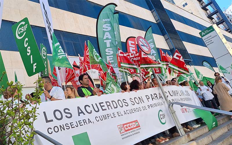 Sindicatos se concentran, también en Cádiz, para exigir a la Junta del PP que cumpla los acuerdos sobre Atención Primaria y carrera profesional