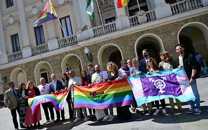 La bandera inclusiva ondea por primera vez en el Ayuntamiento de Cádiz “contra la LGTBIfobia”