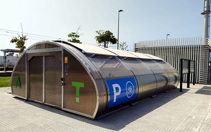 La Junta coloca un aparcamiento “seguro” para bicis y patinetes junto a la parada del tranvía de La Ardila, y la inutilizada estación de autobuses