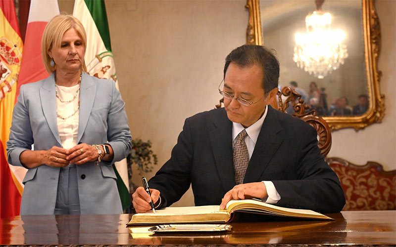 El embajador del Japón en España pisa Jerez y la alcaldesa habla de “una oportunidad histórica para abrir nuevas vías de diálogo y de trabajo”